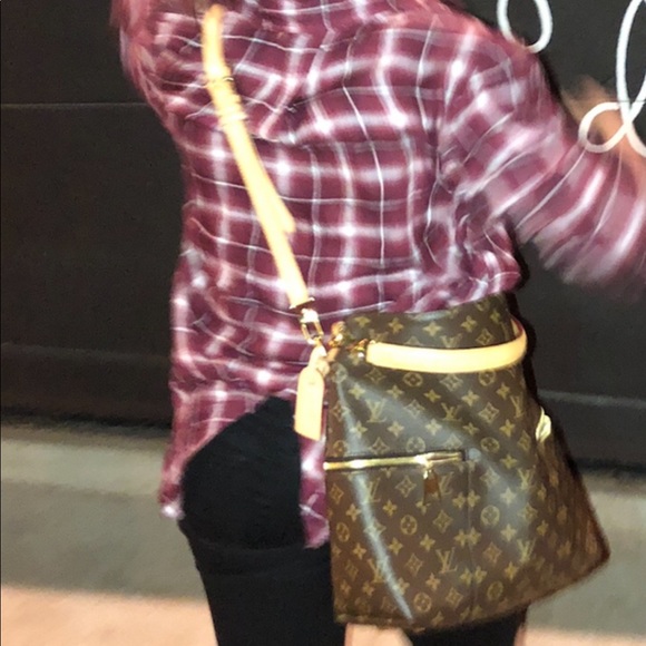 LV LIKE NEW PURSE - Picture 4 of 5